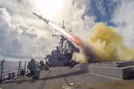 Tên lửa Harpoon được phóng từ tàu khu trục USS Fitzgerald của Mỹ trong cuộc tập trận bắn đạn thật trên biển gần Guam. (Nguồn: AFP/TTXVN) 