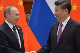 Tổng thống Nga Vladimir Putin (trái) và Chủ tịch Trung Quốc Tập Cận Bình. (Nguồn: sputniknews.com)