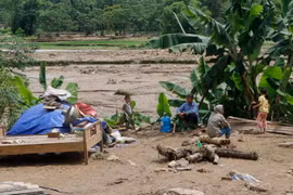 Nhiều gia đình bị lũ cuốn trôi tất cả tài sản. (Ảnh: Việt Dũng/TTXVN) 