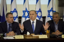 Thủ tướng Benjamin Netanyahu (giữa) chủ trì cuộc họp nội các ở Haifa ngày 27/11. (Nguồn: AFP/TTXVN)