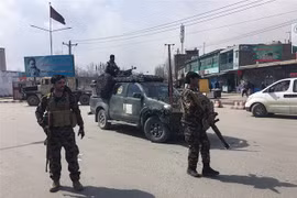 Lực lượng an ninh Afghanistan gác tại hiện trường một vụ tấn công ở Kabul ngày 9/3. (Nguồn: AFP/TTXVN) 