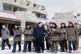 Nhà lãnh đạo Triều Tiên Kim Jong-un (giữa) thăm huyện Samjiyon, tỉnh Ryanggang ngày 4/4/2019. (Nguồn: AFP/TTXVN) 
