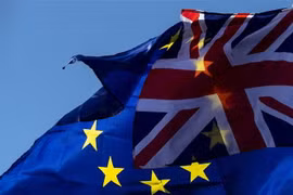 Cờ Anh (phía trước) và cờ EU (phía sau) bên ngoài tòa nhà Quốc hội Anh ở London ngày 19/10/2019. (Nguồn: THX/ TTXVN) 