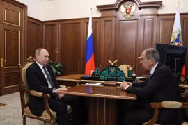 Tổng thống Nga Vladimir Putin (trái) và Ngoại trưởng Nga Sergei Lavrov (phải) trong cuộc gặp tại Moskva ngày 10/2. (Nguồn: AFP/TTXVN)