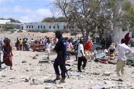 Binh sỹ Somalia gác tại hiện trường vụ nổ bom ở Mogadishu. (Nguồn: AFP/TTXVN) 
