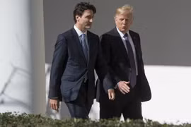 Thủ tướng Canada Justin Trudeau (trái) trong cuộc gặp với Tổng thống Mỹ Donald Trump (phải) tại Washington, DC nhân chuyến thăm Mỹ ngày 13/2. (Nguồn: AFP/TTXVN)