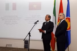 Đại sứ Việt Nam tại Italy Cao Chính Thiện và Phó Tổng vụ trưởng Phụ trách các vấn đề toàn cầu Bộ ngoại giao Italy Ugo Astuto phát biểu tại buổi lễ. (Ảnh: Ngự Bình/TTXVN)