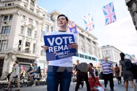 Giới trẻ tại Anh tham gia vận động ở lại EU tại thủ đô London ngày 21/6. (Nguồn: AFP/TTXVN)