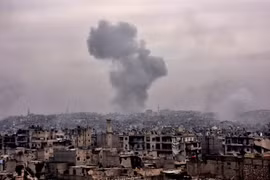 Khói bốc lên sau khi lực lượng Chính phủ Syria không kích các mục tiêu của quân nổi dậy trên đường tiến vào Karm al-Jabal để giải phóng Aleppo ngày 5/12. (Nguồn: AFP/TTXVN)
