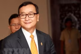 Ông Sam Rainsy tới dự phiên họp toàn thể Quốc hội Campuchia ở thủ đô Phnom Penh ngày 9/4/2015. (Nguồn: EPA/TTXVN) 