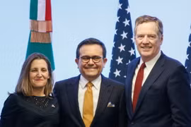 Đại diện Thương mại Mỹ Robert Lighthizer (phải), Bộ trưởng Kinh tế Mexico Ildefonso Guajardo (giữa) và Ngoại trưởng Canada Chrystia Freeland (trái). (Nguồn: THX/TTXVN)