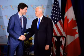 Phó Tổng thống Mỹ Mike Pence (phải) và Thủ tướng Canada Justin Trudeau. (Nguồn: The Canadian Press)