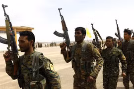 Thành viên Các lực lượng dân chủ Syria (SDF) do người Kurd đứng đầu tham gia một sự kiện ở al-Kasrah, ngoại ô thành phố Deir Ezzor, Syria. (Nguồn: AFP/TTXVN) 