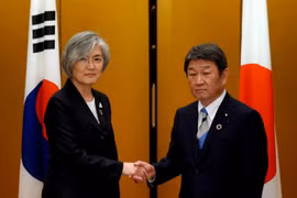 Ngoại trưởng Nhật Bản Toshimitsu Motegi và người đồng cấp Hàn Quốc Kang Kyung-wha. (Nguồn: Reuters) 