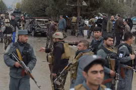 Lực lượng an ninh Afghanistan làm nhiệm vụ tại hiện trường vụ đánh bom ở Kabul ngày 16/11. (Nguồn: AFP/TTXVN)