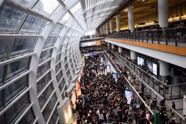 Người biểu tình tập trung tại sân bay quốc tế Hong Kong, Trung Quốc, ngày 12/8/2019. (Nguồn: AFP/TTXVN) 