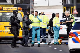 Cảnh sát điều tra tại hiện trường vụ xả súng ở Utrecht, Hà Lan, ngày 18/3/2019. (Nguồn: AFP/ TTXVN) 