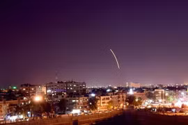 Tên lửa phòng không Syria được phóng lên bầu trời để đánh chặn tên lửa của Israel tấn công sân bay quốc tế Damascus tối 15/9. (Nguồn: THX/TTXVN) 