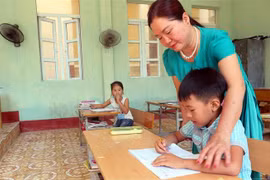Cô giáo Vũ Thị Hà đang hướng dẫn học sinh lớp 2, Trường tiểu học Bạch Long Vỹ, học bài. (Ảnh: Minh Thu/TTXVN) 