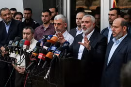 Lãnh đạo phong trào Hamas Ismail Haniyeh (thứ 2, phải) phát biểu trong cuộc họp báo tại Gaza. (Nguồn: AFP/TTXVN)