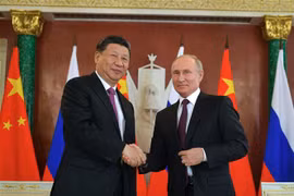 Tổng thống Nga Vladimir Putin (phải) và Chủ tịch Trung Quốc Tập Cận Bình (trái) tại cuộc gặp ở Moskva ngày 5/6/2019. (Nguồn: AFP/TTXVN) 