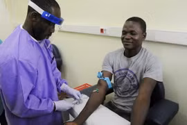 Một bệnh nhân nhiễm virus Ebola được chữa khỏi tại bệnh viện ở Monrovia, Liberia. (Nguồn: AFP/TTXVN)