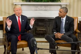 Tổng thống Barack Obama (phải) và Tổng thống mới đắc cử Donald Trump (trái) trong cuộc gặp tại Nhà Trắng ngày 10/11. (Nguồn: EPA/TTXVN)