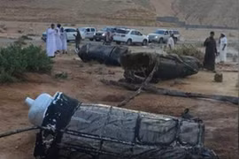 Các mảnh vỡ của tên lửa do nhóm phiến quân Houthi phóng từ Yemen bị đánh chặn tại Riyadh, Saudi Arabia ngày 11/4. (Nguồn: Al Arabiya/TTXVN)