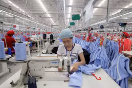 Công nhân đang làm việc tại một công ty may ở Hải Dương. (Ảnh: Trần Việt/TTXVN) 