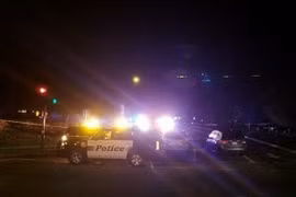 Cảnh sát làm nhiệm vụ tại hiện trường vụ xả súng ở Thousand Oaks, bang California, Mỹ ngày 7/11/2018. (Nguồn: AFP/TTXVN) 