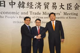 Bộ trưởng Thương mại Trung Quốc Cao Hổ Thành, Bộ trưởng Kinh tế-Thương mại-Công nghiệp Nhật Bản Hiroshige Seko và Bộ trưởng Năng lượng-Công nghiệp-Thương mại Hàn Quốc Joo Hyung Hwan tại cuộc gặp ba bên ở Tokyo ngày 29/10. (Nguồn: THX/TTXVN)