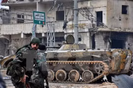 Binh sỹ Syria tuần tra trên đường phố ở Aleppo. ( Nguồn: EPA/TTXVN)