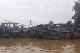 Ba thuyền khai thác cát trái phép bị cơ quan công an bắt giữ. (Ảnh: Công Phong/TTXVN) 