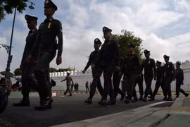 Cảnh sát Thái Lan tuần tra tại thủ đô Bangkok ngày 25/10. (Nguồn: AFP/TTXVN)
