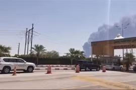 Khói bốc lên từ nhà máy lọc dầu của Aramco ở Abqaiq, Saudi Arabia, sau vụ tấn công ngày 14/9/2019. (Nguồn: AFP/TTXVN) 