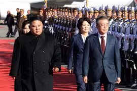 Tổng thống Hàn Quốc Moon Jae-in (phải) và nhà lãnh đạo Triều Tiên Kim Jong-un (trái) duyệt đội danh dự tại sân bay Samjiyon trước khi thăm núi Paekdu ở tỉnh Ryanggang (Triều Tiên) ngày 20/9. (Nguồn: Yonhap/TTXVN)