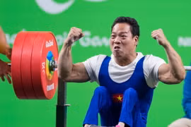 Niềm vui của vận động viên Lê Văn Công sau khi hoàn thành nội dung cử tạ nam hạng 49 kg tại Paralympic 2016. (Nguồn: THX/TTXVN)
