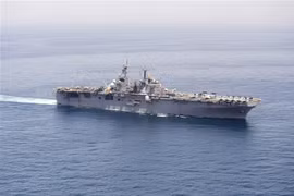 Tàu tấn công đổ bộ USS Boxer của Mỹ đi qua vùng Vịnh. (Nguồn: AFP/TTXVN) 