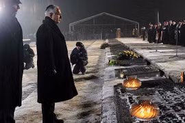 Thủ tướng Benjamin Netanyahu đặt hoa tưởng niệm trong Ngày quốc tế tưởng nhớ thảm họa diệt chủng người Do Thái trong Chiến tranh thế giới hai hồi năm 2010. 27 tháng 1 năm 2010. (Nguồn: timesofisrael.com)