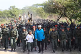 Tổng thống Nicolas Maduro (giữa) trong chuyến thị sát cuộc diễn tập của Lực lượng vũ trang quốc gia Bolivar (FANB) tại thành phố El Pao, Venezuela. (Nguồn: AFP/TTXVN) 