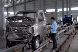 Lắp ráp xe tải hạng 870kg. (Ảnh: Danh Lam/TTXVN)
