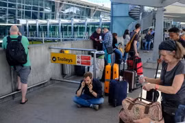 Hành khách bên ngoài nhà chờ ở sân bay Heathrow, London ngày 27/5. (Nguồn: AFP/TTXVN)