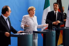 Thủ tướng nước chủ nhà Matteo Renzi, người đồng cấp Đức Angela Merkel và Tổng thống Pháp Francois Hollande. (Nguồn: Reuters) 