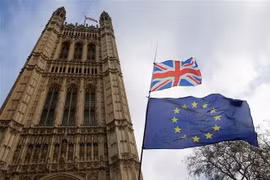 Quốc kỳ Anh (phía trên) và cờ Liên minh châu Âu (phía dưới) bên ngoài tòa nhà Quốc hội Anh ở London. (Nguồn: THX/TTXVN) 