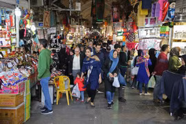 Người dân Iran mua sắm hang hóa tại thủ đô Tehran ngày 3/11/2018. (Nguồn: AFP/TTXVN) 