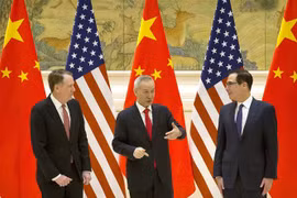 Đại diện Thương mại Mỹ Robert Lighthizer, Phó Thủ tướng Trung Quốc Lưu Hạc và Bộ trưởng Tài chính Mỹ Steven Mnuchin tại vòng đàm phán thương mại cấp cao Mỹ-Trung Quốc ở Bắc Kinh ngày 14/2/2019. (Nguồn: AFP/TTXVN) 