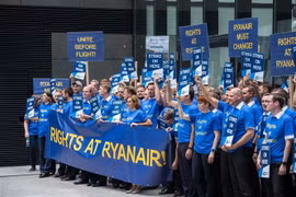Nhân viên Hãng hàng không Ryanair tuần hành yêu cầu cải thiện điều kiện lao động tại sân bay Frankfurt am Main, miền Tây Đức ngày 10/8/2018. (Nguồn: AFP/TTXVN) 