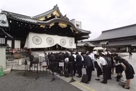 Người dân viếng đền Yasukuni ở thủ đô Tokyo, Nhật Bản, ngày 15/8/2019. (Nguồn: Kyodo/TTXVN) 