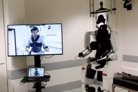 [Video] Nhờ loại robot mới, người bị liệt tứ chi có thể đi lại