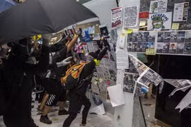 Người biểu tình quá khích phá hoại tại một trung tâm thương mại ở Sha Tin, Hong Kong ngày 22/9/2019. (Nguồn: AFP/TTXVN) 